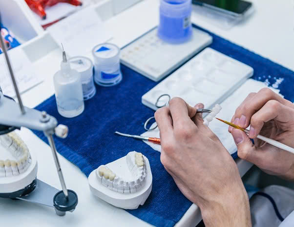 Học Viên Chế Tác Răng Sứ